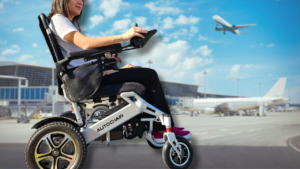 A imagem demonstra uma mulher sentada na cadeira de rodas motorizada "AutoChair" e ao fundo, está uma imagem de aviões, simbolizando um aeroporto.