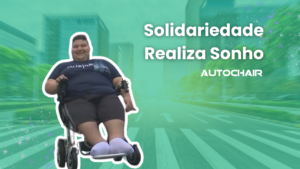 A imagem demonstra um homem sorrindo em uma cadeira de rodas motorizada "AutoChair" com o título: Solidariedade realiza sonhos.