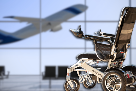 A imagem demosntra uma cadeira de rodas motorizada 'AutoChair' e ao fundo, um aeroporto.
