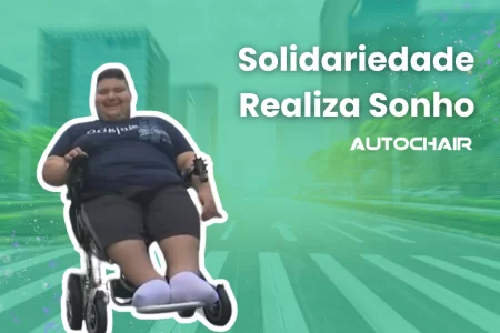 A imagem demonstra um homem sorrindo em uma cadeira de rodas motorizada "AutoChair" com o título: Solidariedade realiza sonhos.